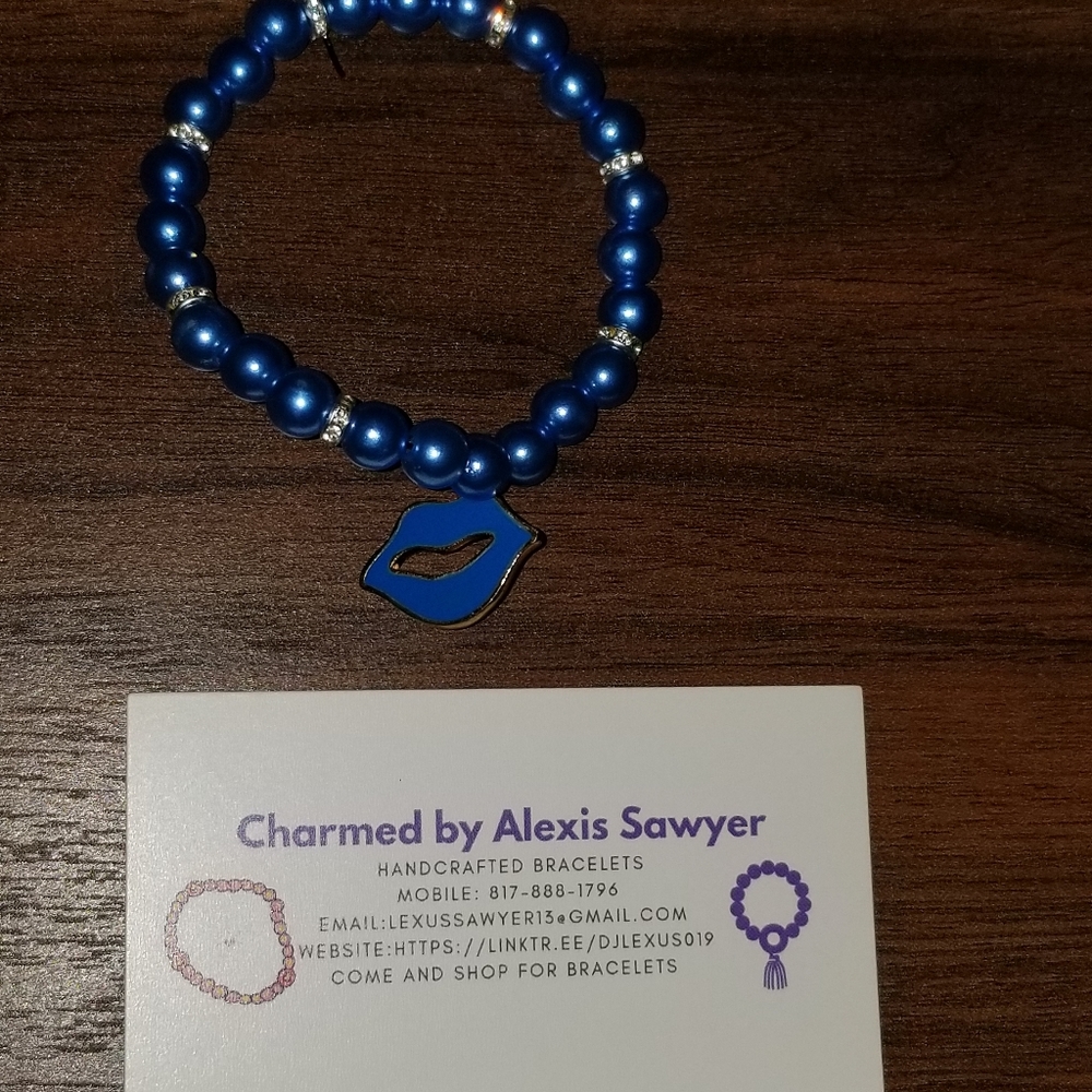 Pearl beaded bracelet 8mm with charm  (blue)